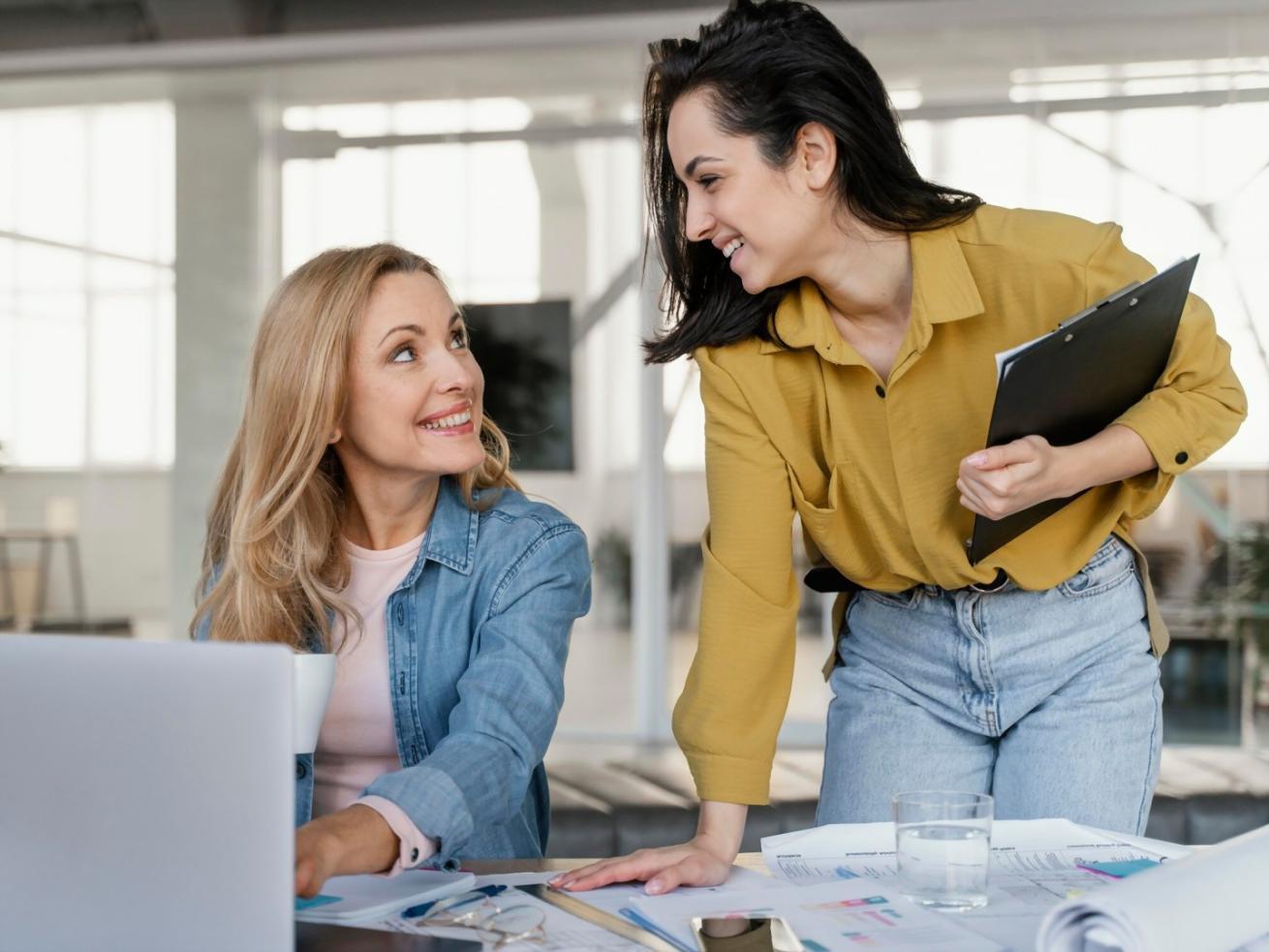 Materiales de estudio financiero organizados en estantes con documentos y recursos actualizados