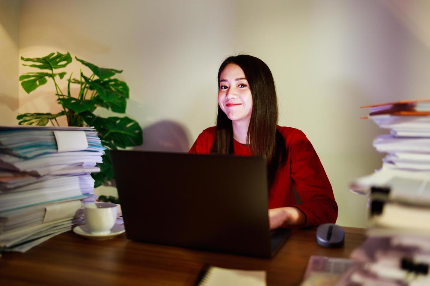 Estudiantes analizando datos financieros en ordenadores