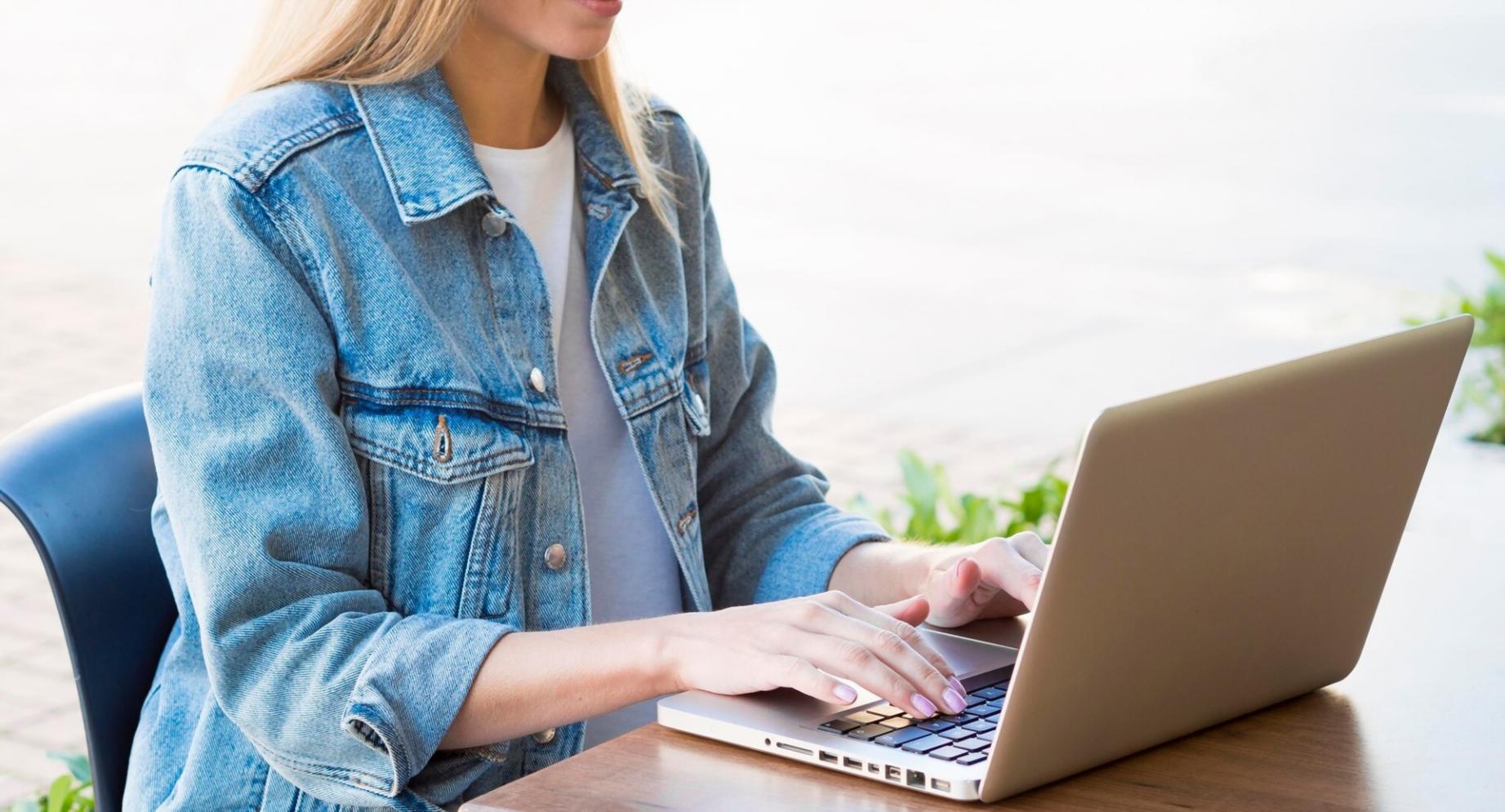 Sesión grupal de análisis financiero con calculadoras y gráficos