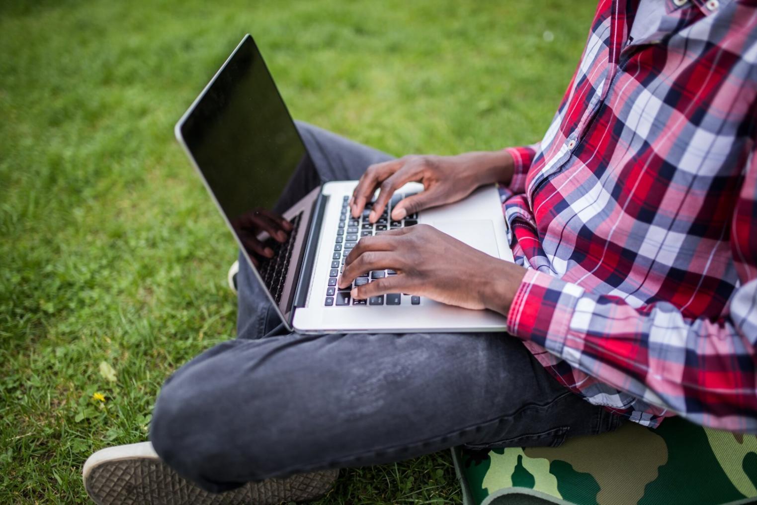 Estudiantes participando en seminario de finanzas personales con materiales educativos