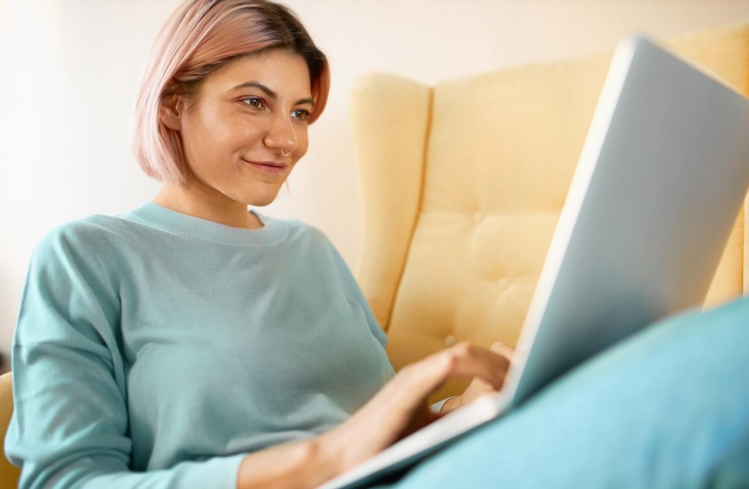 Estudiantes participando en sesión práctica de planificación financiera